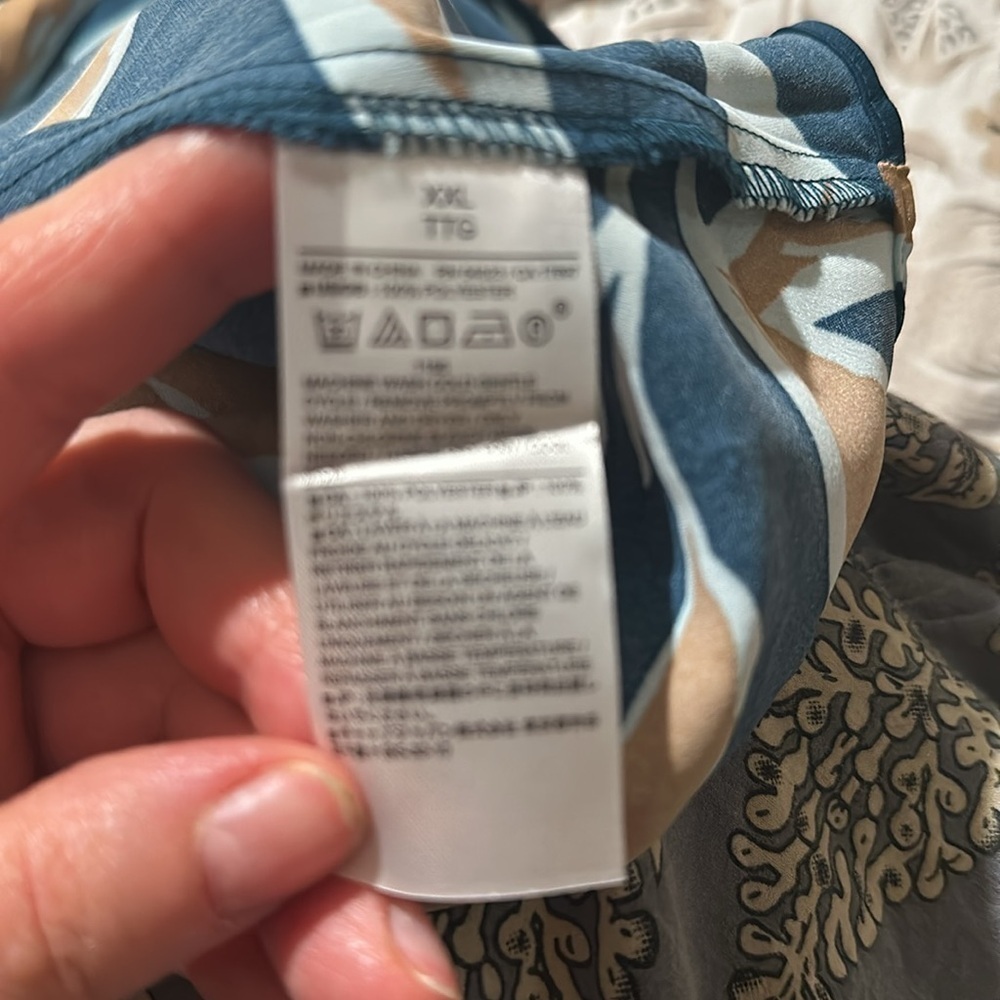 Banana Republic Factory Teal and Beige Leaf Print Silky top - Picture 6 of 8